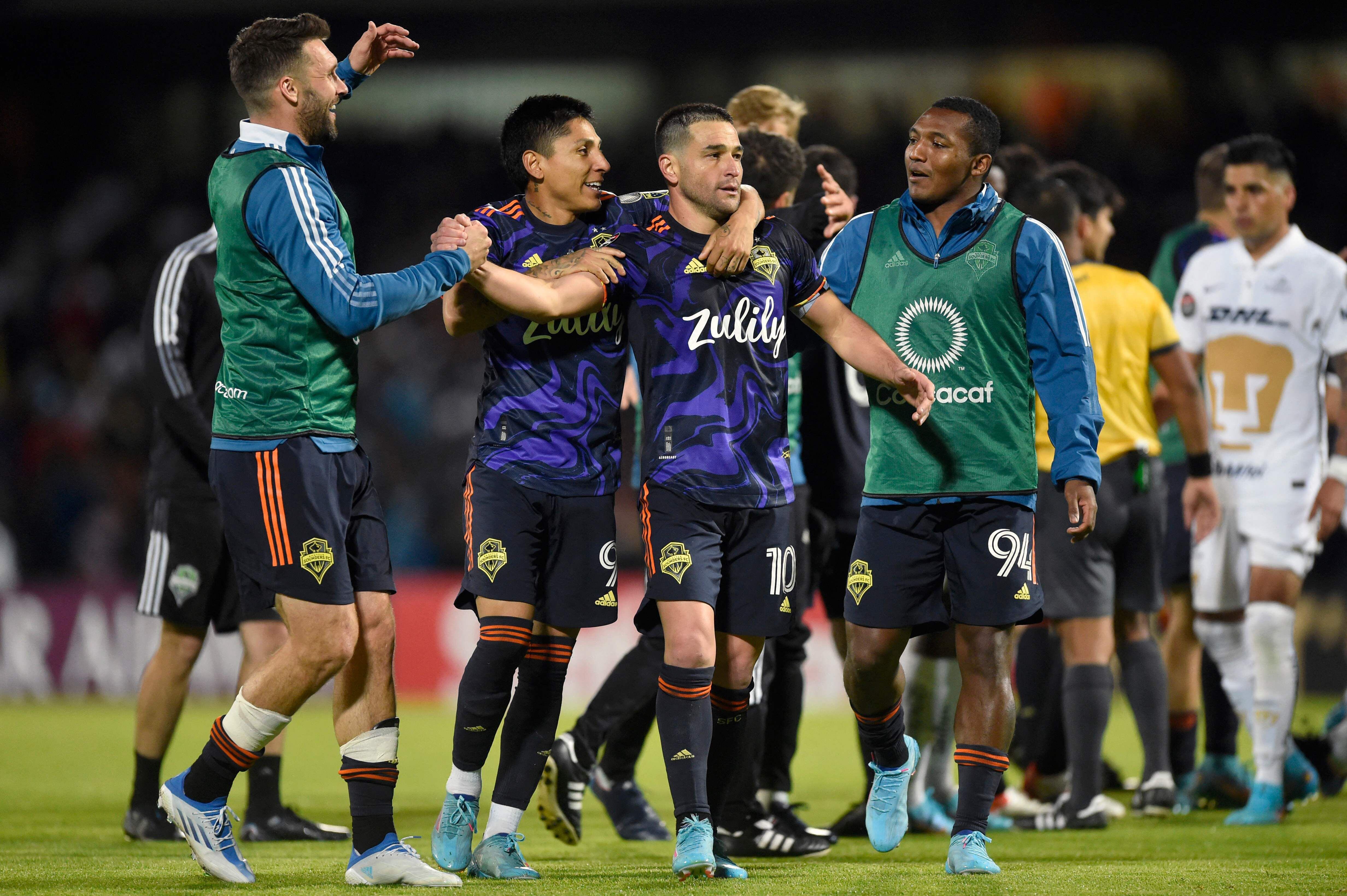 Nicolas Lodeiro (C) of the Seattle Sounders celebrates his second goal against Pumas with his teammate after their first leg CONCACAF Champions League final match at the Olimipico Universitario in Mexico City, on April 27, 2022. (Photo by ALFREDO ESTRELLA / AFP)