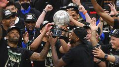 Atlanta (United States), 04/07/2021.- Milwaukee Bucks forward Khris Middleton (C-R) lifts the trophy as he and team mates celebrate winning the title after game six of the NBA Eastern Conference Finals playoff series between the Milwaukee Bucks and the At
