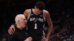 DETROIT, MICHIGAN - JANUARY 10: Head coach Gregg Popovich of the San Antonio Spurs talks to Victor Wembanyama #1 during the second half while playing the Detroit Pistons at Little Caesars Arena on January 10, 2024 in Detroit, Michigan. San Antonio Spurs won the game 130-108. NOTE TO USER: User expressly acknowledges and agrees that, by downloading and or using this photograph, User is consenting to the terms and conditions of the Getty Images License   Gregory Shamus/Getty Images/AFP (Photo by Gregory Shamus / GETTY IMAGES NORTH AMERICA / Getty Images via AFP)