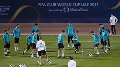 Los jugadores del Real Madrid, durante el entrenamiento en Abu Dhabi.