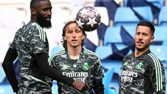 Real Madrid's German defender Antonio Rudiger (L), Real Madrid's Croatian midfielder Luka Modric (C) and Real Madrid's Belgian forward Eden Hazard take part in a team training session at the Etihad Stadium in Manchester, north west England on May 16, 2023, on the eve of their UEFA Champions League semi-final second leg football match against Manchester City. (Photo by Oli SCARFF / AFP)