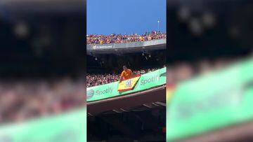 Fan del Atleti saca la bandera de España en el Camp Nou y pasa esto