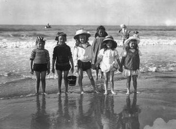 Un grupo de niñas juegan en la arena en 1909.
