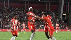 El delantero nigeriano Sadiq Umar (2i) celebra su gol, durante el encuentro correspondiente a la tercera jornada de LaLiga Santander entre el Almería y el Sevilla.