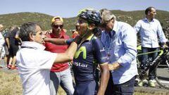 Momento en el que Nairo es examinado tras caerse en la etapa 11 de la Vuelta a Espa&ntilde;a de 2014.
