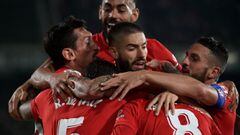 Cunha, Carrasco, Savic, Reinildo, Griezmann y Koke se abraza para celebrar el objetivo cumplido con el primer gol del Atl&eacute;tico, la Champions cerrada. 