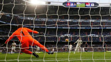 Ramos, marcando de penalti en el Real Madrid-Valladolid.