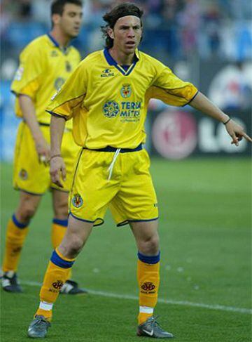 En 2003 dejó al América para jugar con Villarreal.