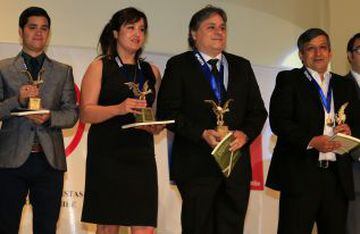 Los periodistas (de izquierda a derecha) Marco Antonio Escobar, Erika Rojas, Leopoldo Iturra (director de AS Chile) y Eduardo Sepulveda reciben sus respectivas distinciones durante la premiacion anual.