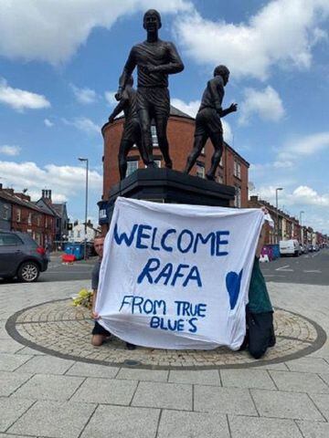 Pancarta a favor de Benítez en una estatua dedicada al Everton.