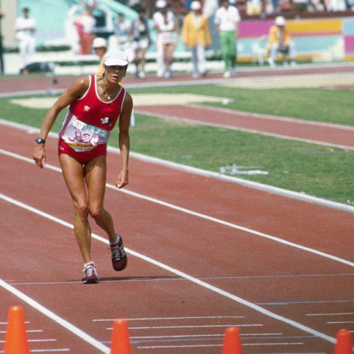 Mujer que cruza la meta imagen de archivo. Imagen de atletismo