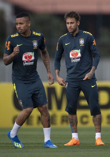 Brazil's player Gabriel Jesus (L) and Neymar attend a training session of the national football team ahead of FIFA's 2018 World Cup, at Granja Comary training centre in Teresopolis, Rio de Janeiro, Brazil, on May 24, 2018.  / AFP PHOTO / MAURO PIMENTEL