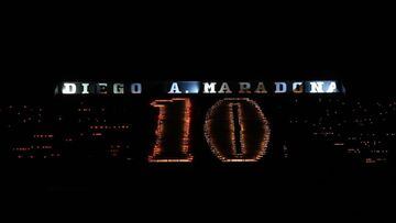 La grada que desde hace a&ntilde;os recibe el nombre de Diego A. Maradona se encendi&oacute; en forma de 10 con las miles de velas que prendi&oacute; el club rosarino.