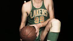 En la prehistoria de la NBA, en el paso de BAA a NBA de una Liga que ahora cumple 75 años, la irrupción de George Mikan (pívot de 2,08) como primera gran súper estrella dominante lo cambió todo. Con los Lakers (todavía en Minneapolis), Mikan ganó cinco tí