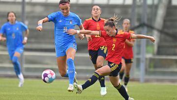 CASTEL DI SANGRO, ITALY - JULY 01: Barbara Bonansea of Italy and Ona Batlle Pascual of Spain compete for the ball during the Women's International friendly match between Italy and Spain at Teofilo Patini Stadium on July 01, 2022 in Castel di Sangro , Italy. (Photo by Tullio M. Puglia/Getty Images)
