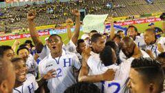 Los jugadores de Honduras celebran su clasificaci&oacute;n para el Mundial de Brasil.