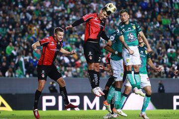 LEON, MEXICO - DECEMBER 09: Jesús Angulo of Atlas heads the ball over Jean Meneses of Leon during the final first leg match between Leon and Atlas as part of the Torneo Grita Mexico A21 Liga MX at Leon Stadium on December 09, 2021 in Leon, Mexico. (Photo 