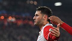 Santi Giménez celebra un gol con el Feyenoord.
