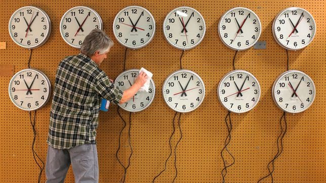 When does daylight savings time end and when do clocks ‘fall back’?