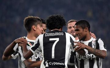 Juventus' Colombian forward Juan Cuadrado (C) celebrates with Juventus' Argentinian forward Paulo Dybala (L) and Juventu's Brazilian forward Douglas Costa de Souza