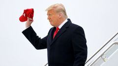 El presidente de los Estados Unidos, Donald Trump, saluda al desembarcar del Air Force One en el Aeropuerto Internacional Valley antes de partir hacia Alamo para visitar el muro fronterizo entre Estados Unidos y M&eacute;xico, en Harlingen, Texas, Estados Unidos, el 12 de enero de 2021.