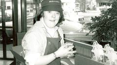 Una trabajadora de McDonalds con s&iacute;ndrome de down se jubila tras 32 a&ntilde;os.