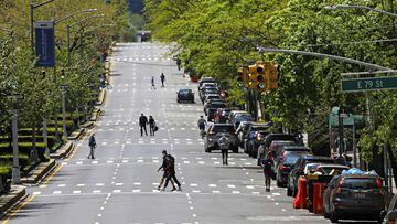Personas caminando en Park Avenue, New York. May0 10, 2020. 