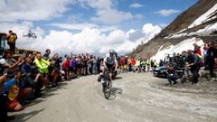 Chris Froome rueda sobre el sterrato del Colle delle Finestre camino de  Bardonecchia en la 19&ordf; etapa del Giro de Italia 2018.