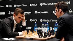 FMA0001_3. LONDRES (REINO UNIDO), 13/11/2018.- El noruego Magnus Carlsen (i), campe&oacute;n mundial de ajedrez, se enfrenta al aspirante al t&iacute;tulo, el estadounidense Fabiano Caruana (d), en la cuarta partida del Mundial de Ajedrez que se celebra e