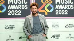 El cantante Manuel Carrasco posa en el photocall de la alfombra roja de Los40 Music Awards 2022.