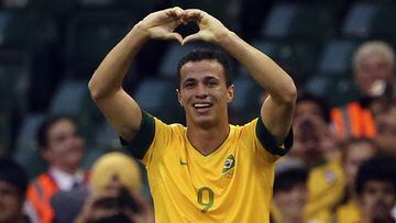 Brazil&#039;s Leandro Damiao celebrates after scoring against Egypt during their men&#039;s Group C football match at the London 2012 Olympic Games in the Millennium Stadium in Cardiff July 26, 2012.   REUTERS/Francois Lenoir (BRITAIN  - Tags: SPORT SOCCE