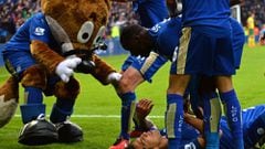 La mascota del Leicester, Filbert Fox, celebra un gol con los jugadores durante un partido de la Premier League en febrero de 2016.