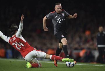 Bellerín stops Franck Ribery in his tracks