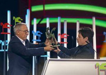 Juan Carlos Ortega obtuvo el Premio Ondas a la trayectoria de manos de Xavier Sardá.
