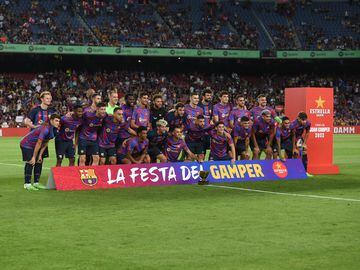 La plantilla del Barça posa con el trofeo Gamper del verano pasado