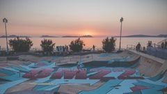 Danny Le&oacute;n patina en el skatepark de O Marisqui&ntilde;o, en la playa de Samil (Vigo), con la puesta de sol en las Islas C&iacute;es al fondo. En agosto del 2022. 