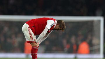 Arsenal evita la tragedia, pero se aleja del título