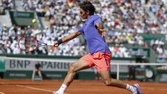 Roger Federer devuelve una bola ante Stanislas Wawrinka en la final de Roland Garros 2015.