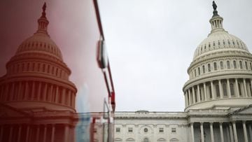 El edificio del Capitolio de EE. UU. Se refleja en una ambulancia en Capitol Hill en Washington, EE. UU., 4 de diciembre de 2020.