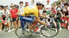 Miguel Indurain se había exhibido en Bergerac, pero su primer gran examen llegaba en la montaña, con una etapa unipuerto de 263 km y siete horas en la bicicleta. Era el Tour de 1994, en el que el navarro llegaba con las dudas de haber sucumbido en el Giro. En la ascensión, el del Banesto se quedó sin compañeros, pero vio a Rominger pasando apuros, por lo que decidió poner un fuerte ritmo. Nadie pudo seguirle. Zulle, Tonkov, Cacaíto, Virenque… se quedaron. Sólo Leblanc aguantó. Pantani, que iba escapado, agachó la cabeza cuando, entre la niebla, aparecía Indurain con el francés a rueda para dejarle en la cuneta. La victoria fue para Leblanc, más de medio Tour para el navarro.