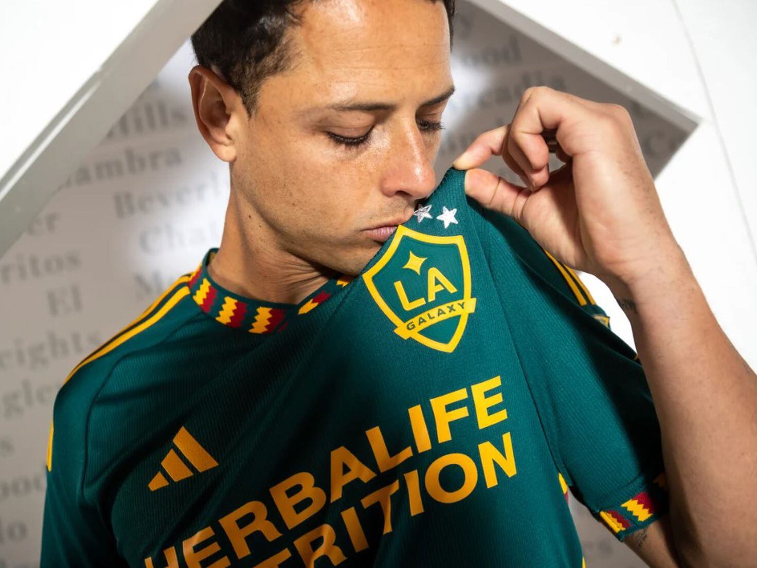 Espectacular! Chicharito presentó el nuevo uniforme del LA Galaxy