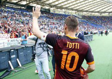 Francesco Totti es un claro ejemplo de 'One club man'. Llegó a las categorías inferiores de la Roma en 1989 después de que su madre rechazara una estupenda oferta del Milán. Desde entonces, se ha convertido en el buque insignia del equipo romano. Todavía sigue en activo como capitán del equipo de su vida.