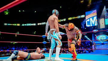 Soberano Jr., y Dragón Rojo Jr., se enfrentan en el ring de la Arena México.