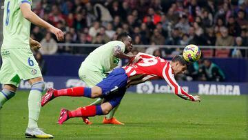El jugador del Atlético, Morata, cae en el área y pide penalti tras un agarrón de Djené, jugador del Getafe. Mateu Lahoz no señaló nada. 
