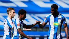 Soccer Football - Bundesliga - Hertha BSC v FC Augsburg - Olympiastadion, Berlin, Germany - May 30, 2020 Hertha BSC&#039;s Javair&trade; Dilrosun celebrates scoring their first goal with teammates, as play resumes behind closed doors following the outbrea