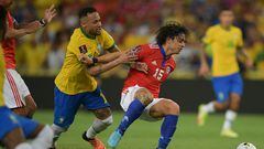 Brazil's Neymar (L) and Chile's Joaquin Montecinos vie for the ball during their South American qualification football match for the FIFA World Cup Qatar 2022 at Maracana Stadium in Rio de Janeiro, Brazil, on March 24, 2022. (Photo by CARL DE SOUZA / AFP)