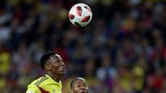 Colombia&#039;s defender Yerry Mina (L) vies with England&#039;s forward Raheem Sterling during the Russia 2018 World Cup round of 16 football match between Colombia and England at the Spartak Stadium in Moscow on July 3, 2018. / AFP PHOTO / Juan Mabromat