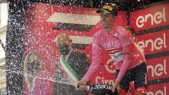 Juanpe L&oacute;pez, en el podio, con la maglia rosa.