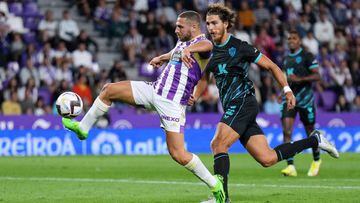 VALLADOLID, SPAIN - SEPTEMBER 05: Shon Weissman of Real Valladolid scores their sides first goal during the LaLiga Santander match between Real Valladolid CF and UD Almeria at Estadio Municipal Jose Zorrilla on September 05, 2022 in Valladolid, Spain. (Photo by Angel Martinez/Getty Images)