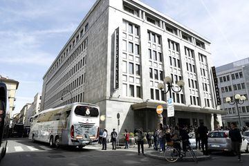El autobús del Real Madrid a su llegada al hotel de concentración.